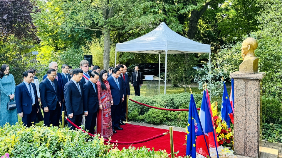 PM pays tribute to President Ho Chi Minh in Montreuil, France